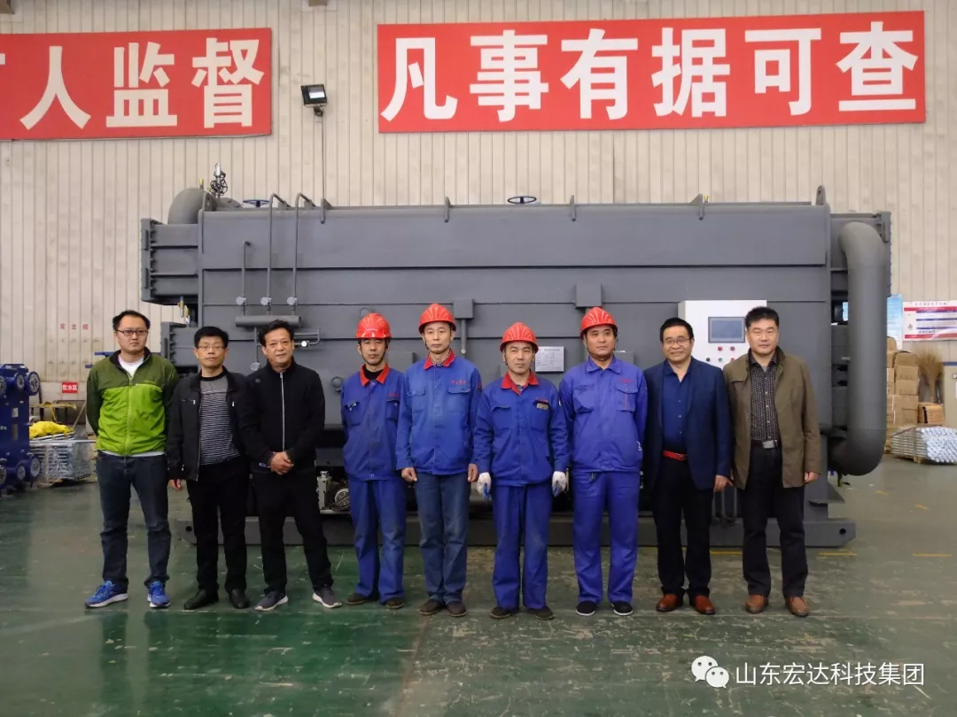 米兰在线注册张总与新产品研制小组合影
